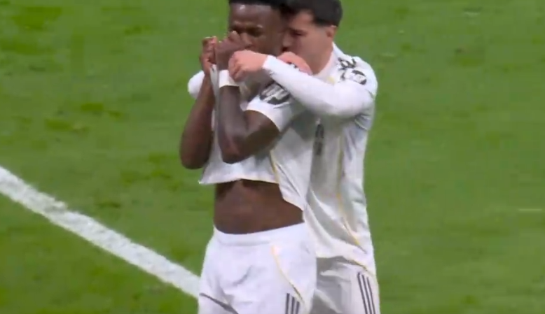 维尼修斯破105天球荒!1V3轰超级世界波,亲吻队徽回击嘘声