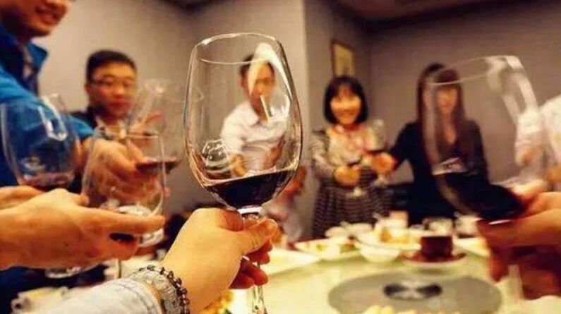 25岁男子年会喝下红酒后狂吐鲜血!医生提醒:春节期间要注意