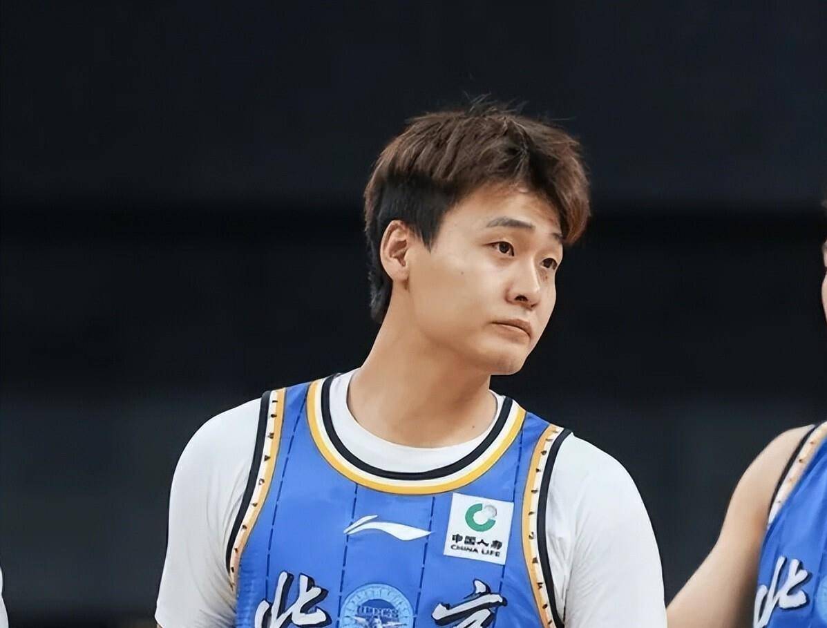 单节只让对手拿8分!许利民展望江苏心情不错，内涵CBA无弱旅，谈赵睿恢复计划格局大