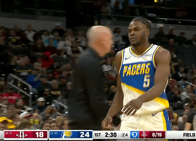 沃克连突带投连拿4分，步行者首节24-18领先打停火箭