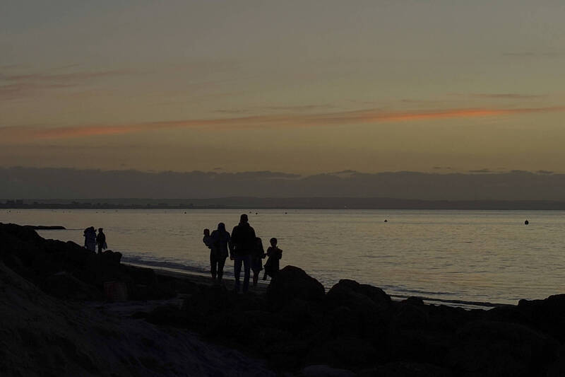 “现实版超人”！13岁少年游泳4公里报警，成功救回在西澳失踪的家人