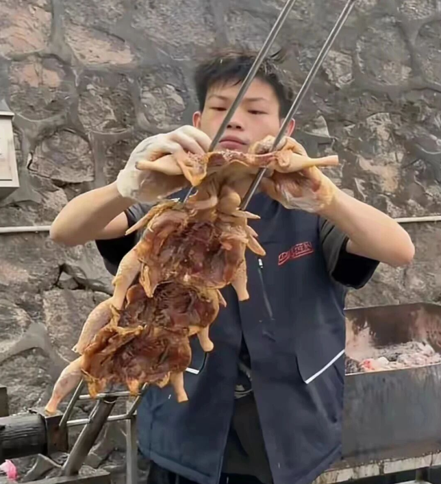 广东16岁“烤鸡少年”回应喜提迈巴赫-齐鲁晚报网