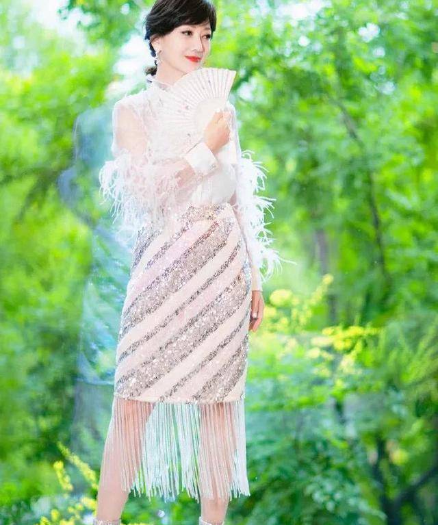 66岁“冻龄女神”赵雅芝现状曝光：和惠英红同框，皮肤美白不显老