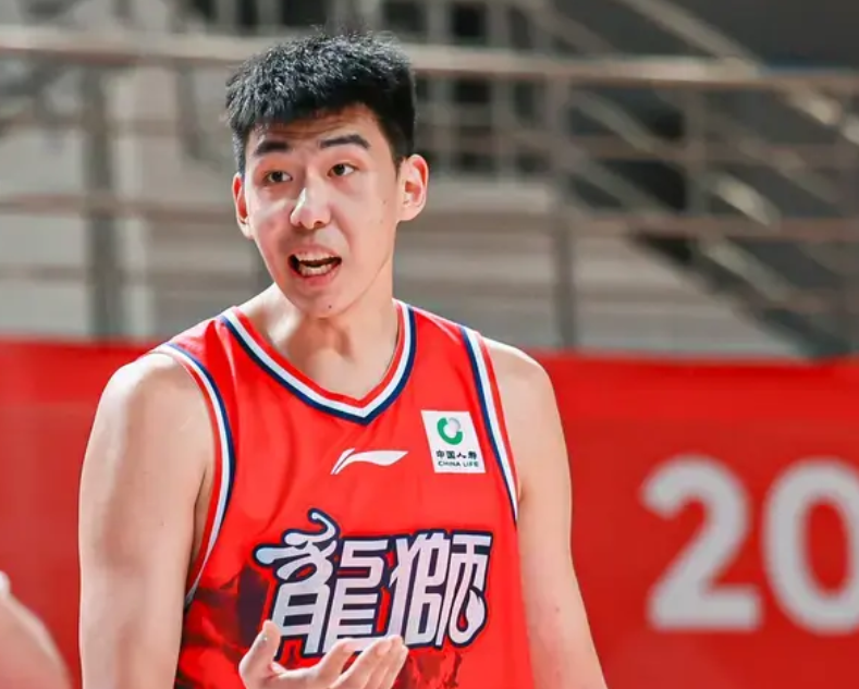 徐昕全场投篮8中5，罚球6中4得到14分12篮板1助攻1盖帽