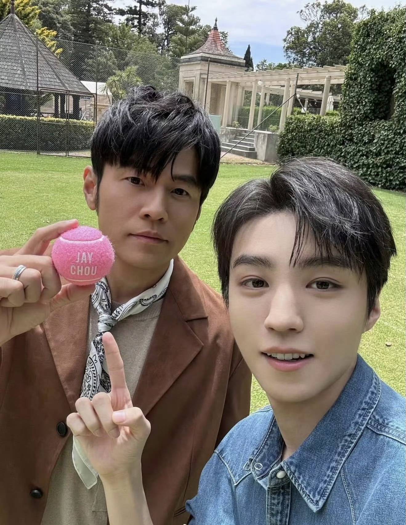 王俊凯晒和周杰伦墨尔本合照_陈奕迅_聚餐_网友