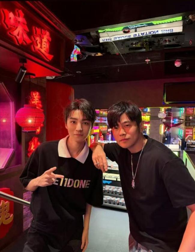 王俊凯周杰伦ins合照 两代青春同框圆梦