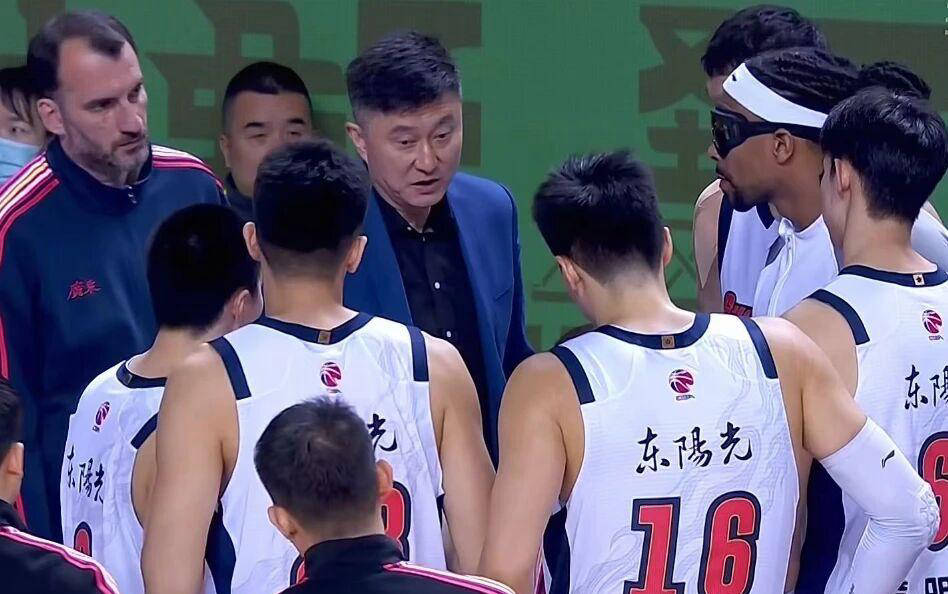 广东男篮阵容短板明显，徐杰关键时刻表现不足，崔永熙复出指日可待