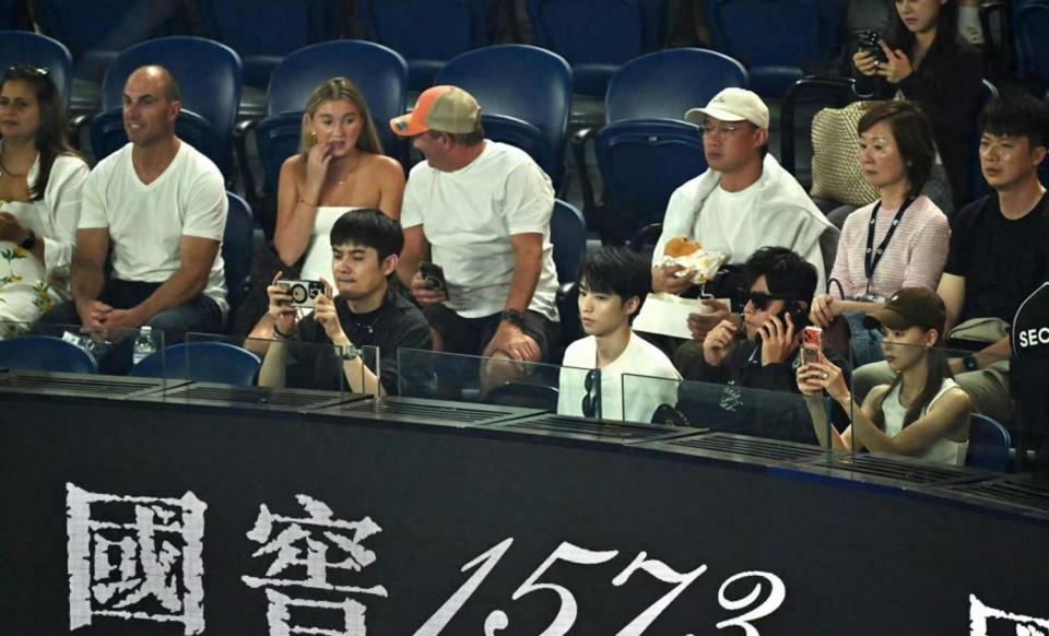 周杰伦王俊凯同框观赛澳网，中间男孩认真模样笑翻网友