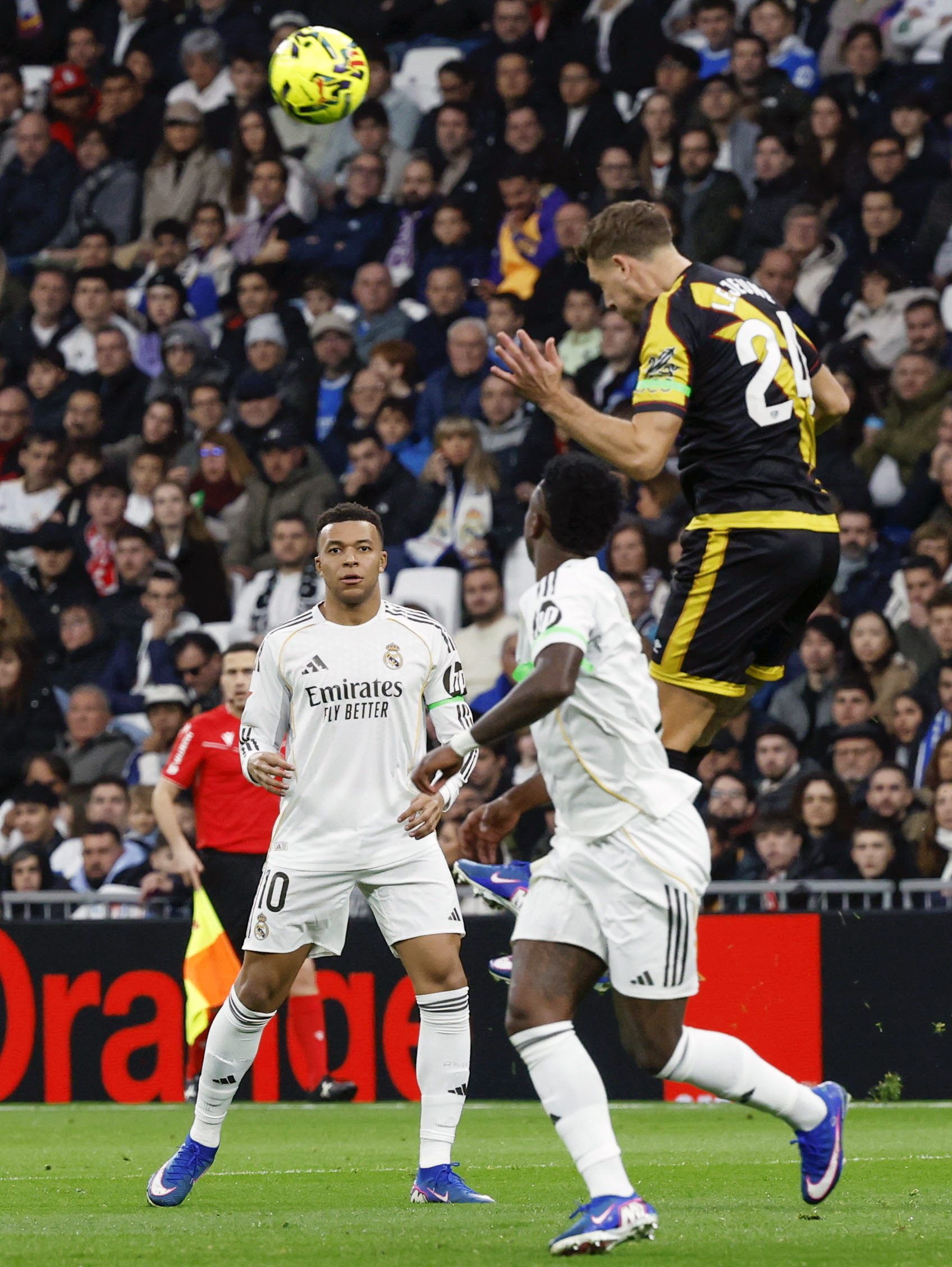 足球——西甲联赛:皇马胜巴列卡诺