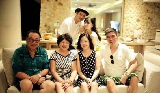 杨颖带小海绵冬至吃饭,穿新中式外套状态好,儿子获友人投喂