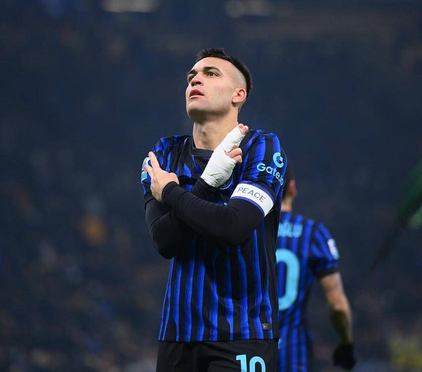 从纪录粉碎机到责任担当者:劳塔罗一夜封神又道歉,揭秘国米队长如何用进球和担当带领球队甩开米兰8分!_比赛_意甲_那不勒斯