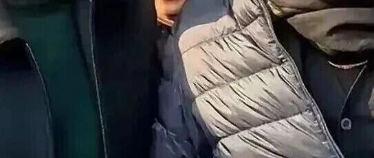 59岁郭富城与57岁岳父同框引热议：仅差2岁，状态天壤之别，终于明白帅在骨不在皮！