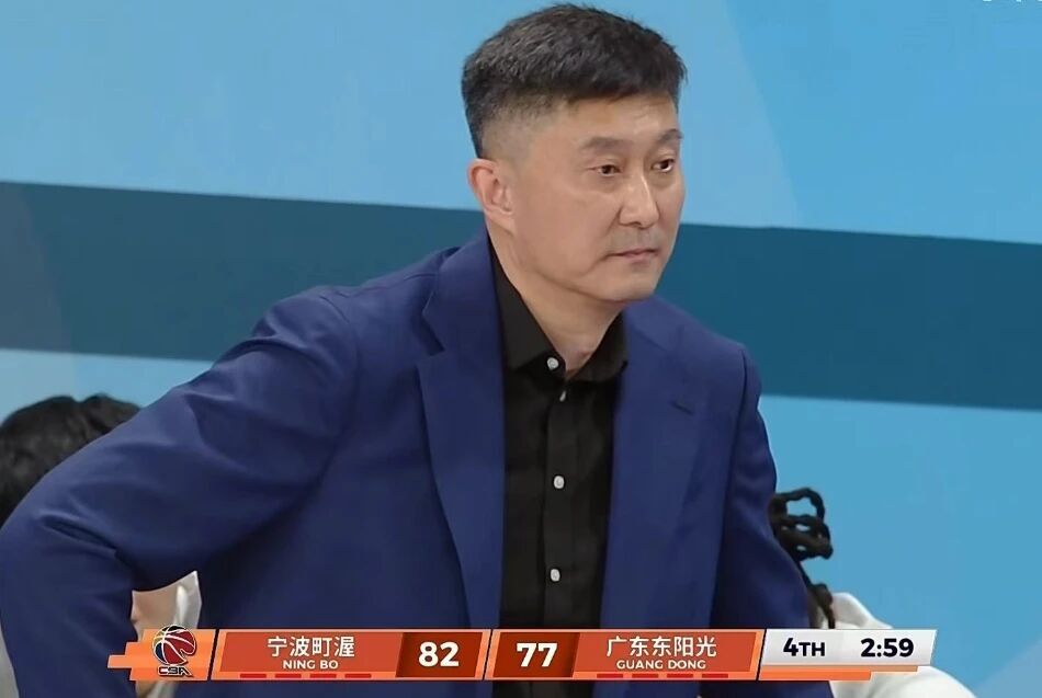 广东男篮13分完败不敌宁波,胡明轩9中2徐杰又受伤,杜锋场边无奈