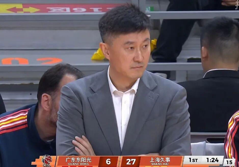 广东男篮40分惨败,三分球35中5+17次失误,上海男篮大胜,杜锋神情落寞
