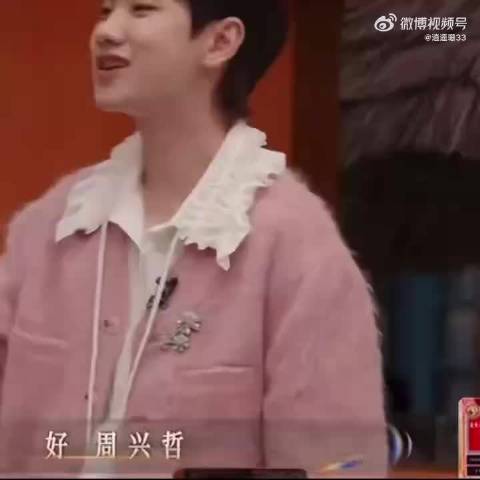 周兴哲晒与汪苏泷林宥嘉合照，黑白西装造型吸睛