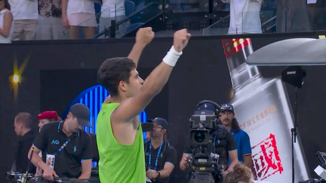 2026澳网阿尔卡拉斯抽筋逆转兹维列夫