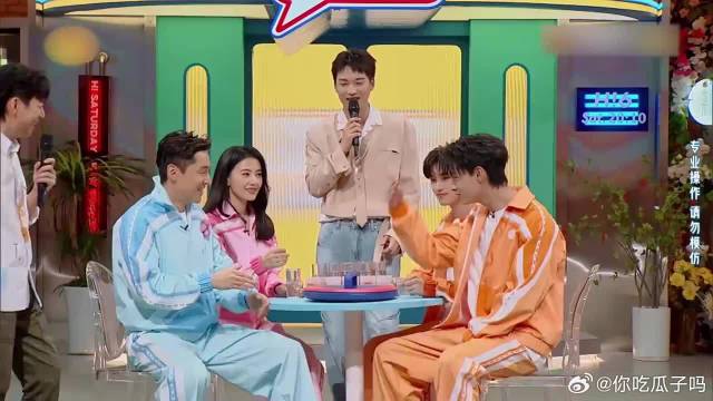 胡歌只顾着吃瓜，却忘记玩游戏了，结果被泼一脸水