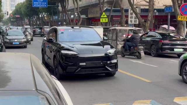 问界M6黑化套装无伪装测试车曝光