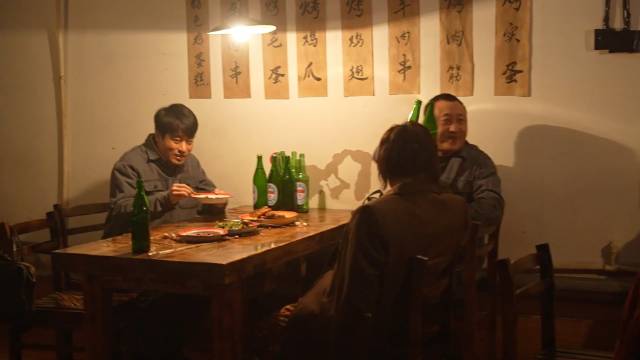 郭京飞魏晓东片场滑跪反差大,北京卫视《老舅》每晚热播