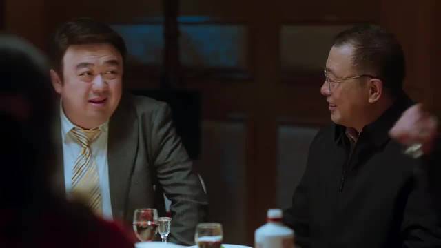 老舅：大款拿老同学黑料当笑柄，不料班草受刺激，直接当场怒怼他！