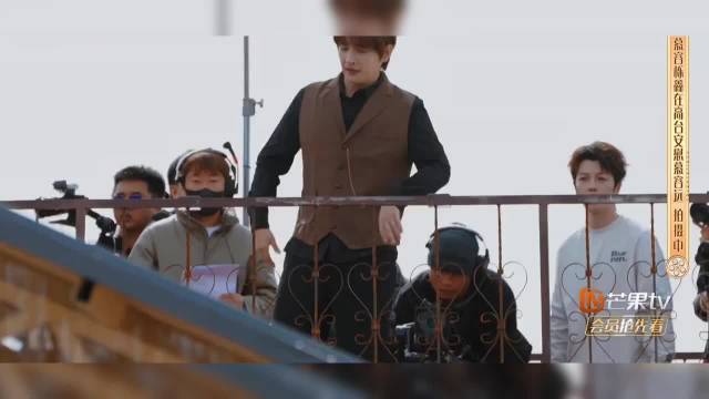 王栎鑫综艺中调侃自我引热议