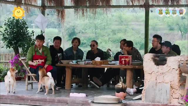 黄磊吃饱了，又开始逗狗了，这生活好惬意啊