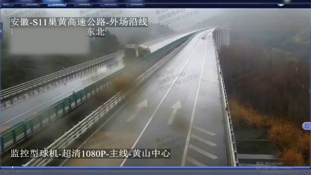 货车高速雨天撞护栏幸好安全带保护