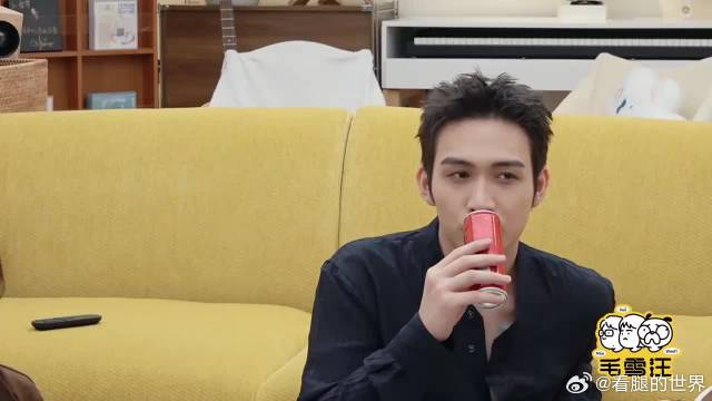 张彬彬喝错毛晓彤水，被发现后瞬间脸红，李雪琴直呼好嗑