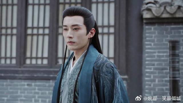 小伙子坐在街头一动不动干嘛呢，修仙吗