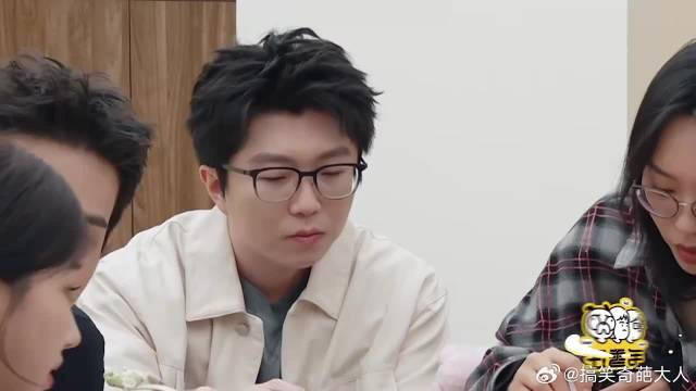 难怪明星都这么瘦，毛晓彤吃蛋糕只舔几口，根本不敢多吃