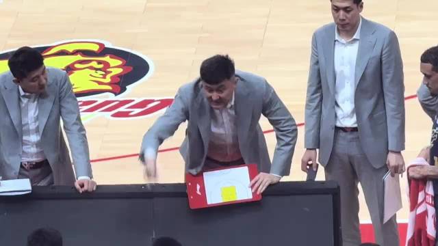 球队一直落后！杜指导也是绞尽脑汁！