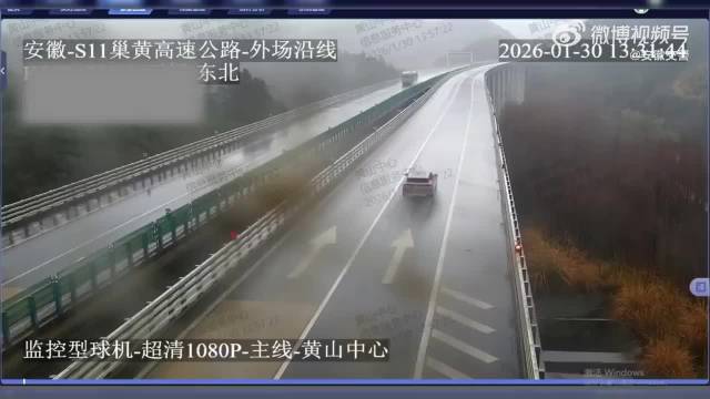 巢黄高速货车打滑撞护栏，安全带保司机无恙