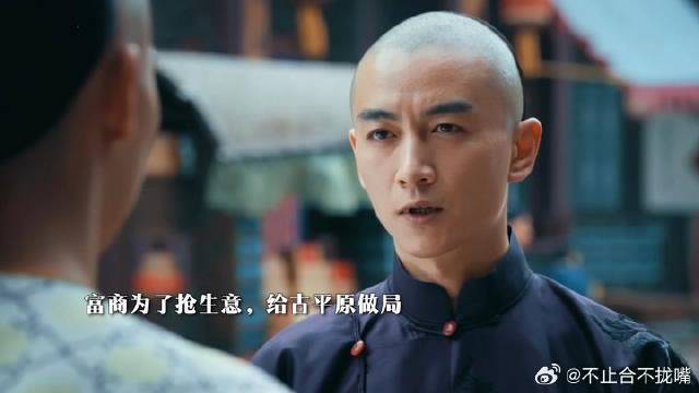 面对富商的出击，小伙见招拆招，还成功拢获了百姓的心