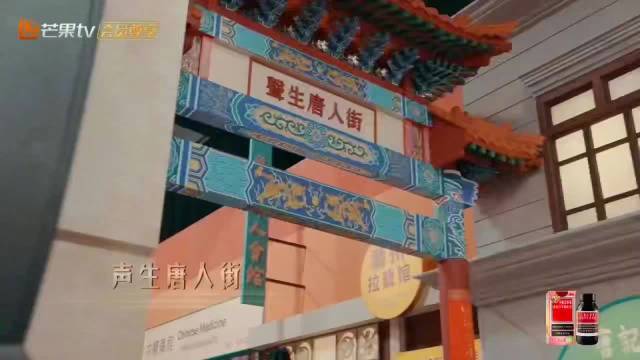 周兴哲晒与汪苏泷林宥嘉合照，黑白西装配红背景