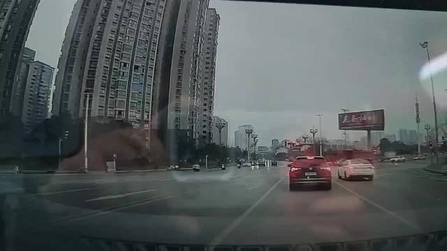 电动车闯红灯致大货车侧翻