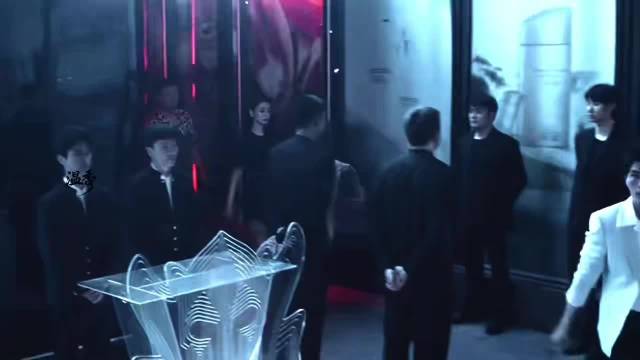 这段视频中孙怡的神态，宛如光辉的艺术作品，让人情不自禁地想要不断回味