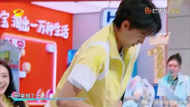 毛晓彤终于泼到一回，檀健次毛晓彤，兴奋得跳起舞！