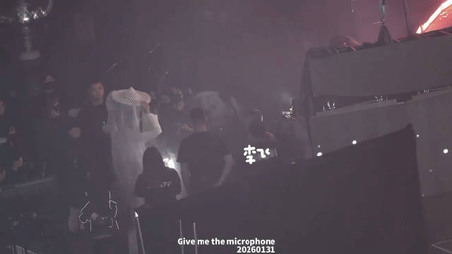 荣耀之战台下李飞指导张桂源杨博文拍照