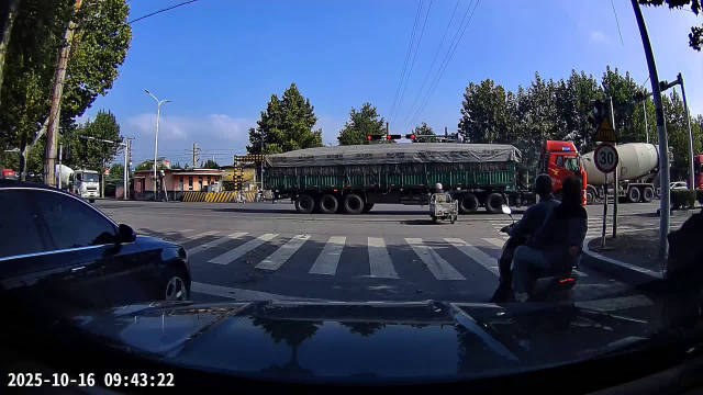 老人开三轮车闯红灯，大货车吓得赶紧刹住车差点造成交通事故！