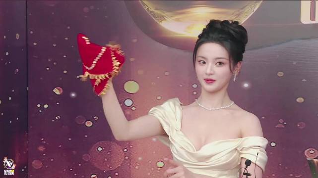 杨超越内场采访，边转手绢边回答问题