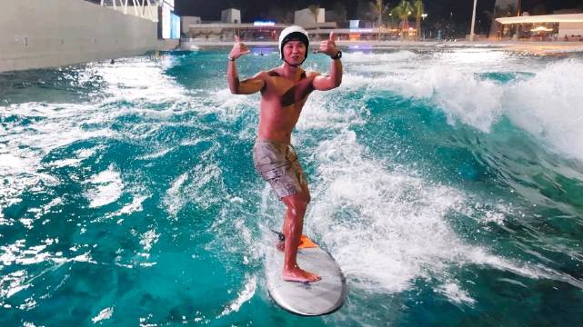 男子骑摩托戴头盔引热议