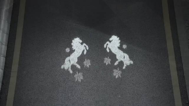 问界M9新年灯语，有年味儿了不？