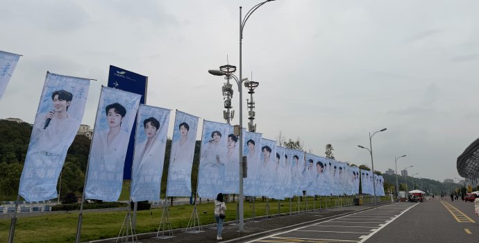 李沛恩绝配沛玉蓝！从雪地神图到应援色，他的蓝色美学为什么总能出圈？