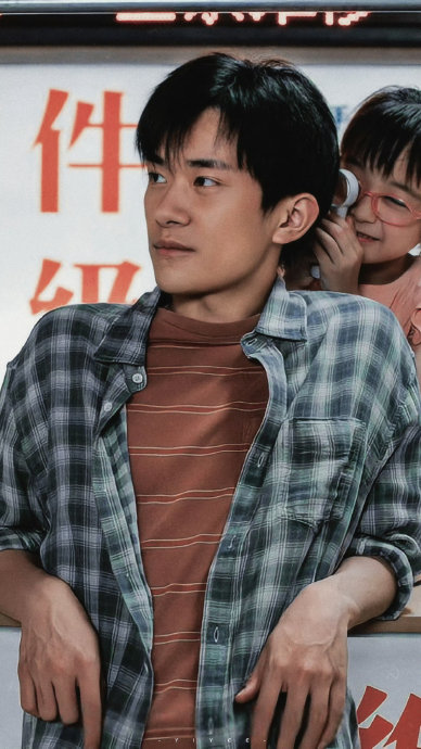 由易烊千玺主演的《惊蛰无声》，与他之前的《奇迹·笨小孩》在展现深圳上有何关联？