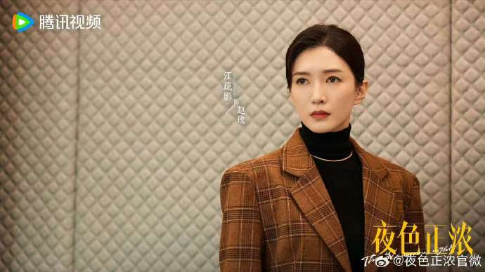 江疏影在《夜色正浓》中的‘掀桌’名场面具体是什么剧情？