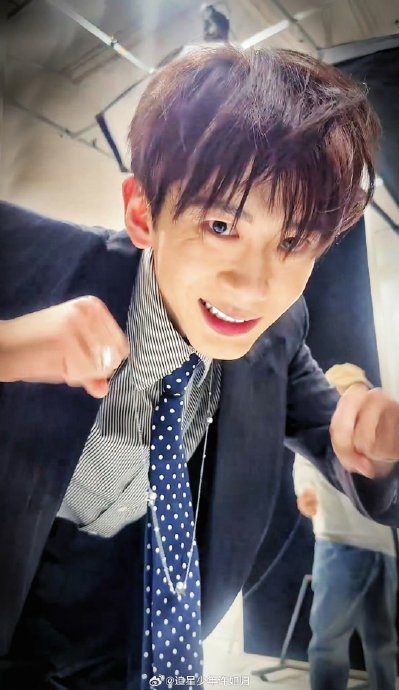 费启鸣所属的壹心娱乐，旗下还有哪些艺人采用过类似创新营业方式？