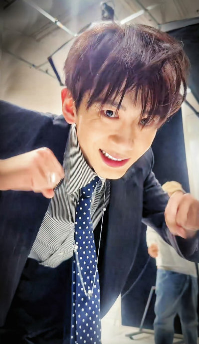 费启鸣颠覆内娱营业！直播拍出发图，把“惊喜盲盒”变全透明