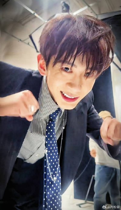 费启鸣直播中自曝“左边脸更好看”等细节，粉丝反响如何？