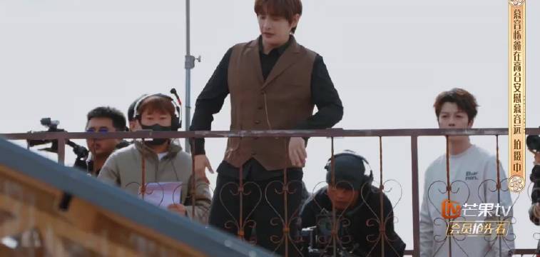 王栎鑫在片场借着角色身份疯狂吐槽，咱就是说糊糊你舔一下嘴都能把自己毒死了