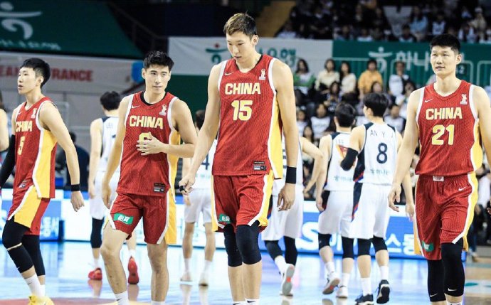 周琦因伤缺席本次中国男篮集训，对内线阵容和战术安排会带来哪些影响？